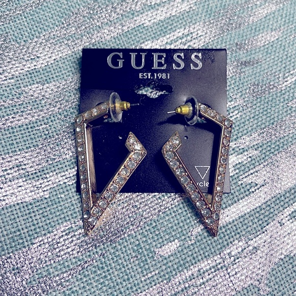 BNWT GUESS V SHAPED CRYSTAL BEZEL SET HOOP EARRINGS IN A GOLD TONE METAL POSTS - Picture 7 of 8